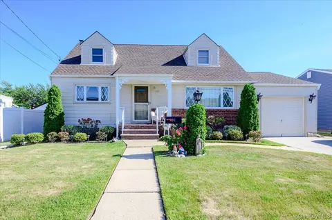 206 N Iowa Ave, Massapequa, NY 11758