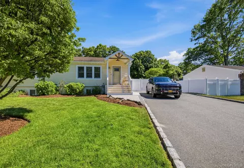 214 Pleasant St, Ronkonkoma, NY 11779
