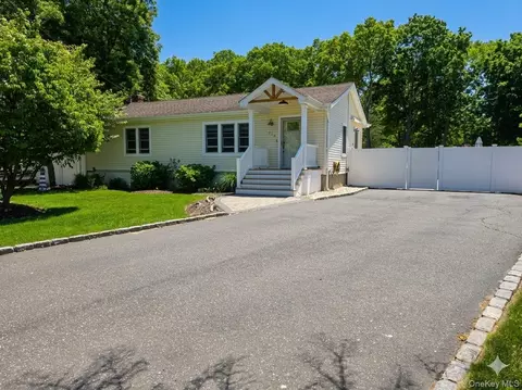 214 Pleasant St, Ronkonkoma, NY 11779
