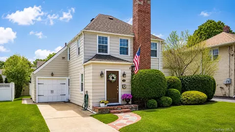 144 Saville Rd, Mineola, NY 11501