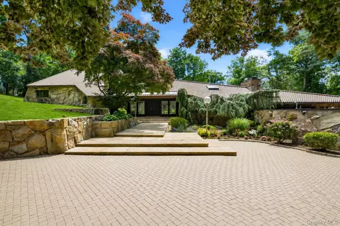 17 Forest Dr, North Hempstead, NY 11050