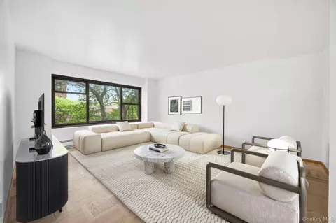 33-52 Crescent St #4C, New York, NY 11106