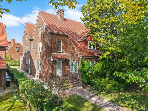 6954 Dartmouth St, New York, NY 11375