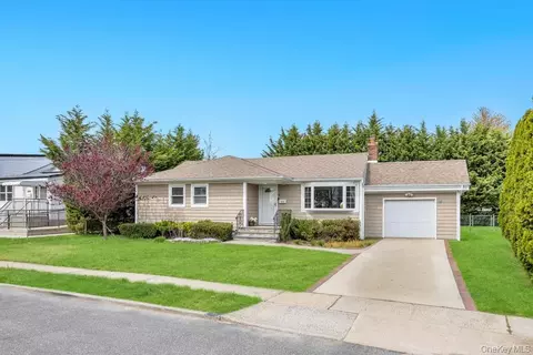 213 Hillcrest Dr, Seaford, NY 11783