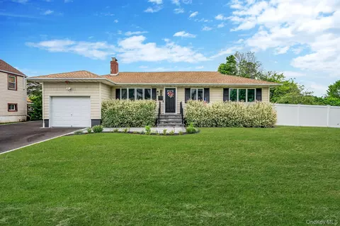 654 S 5th St, Lindenhurst, NY 11757