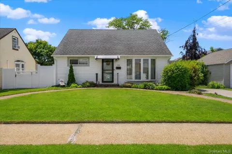 104 Franklin Pl, Massapequa, NY 11758