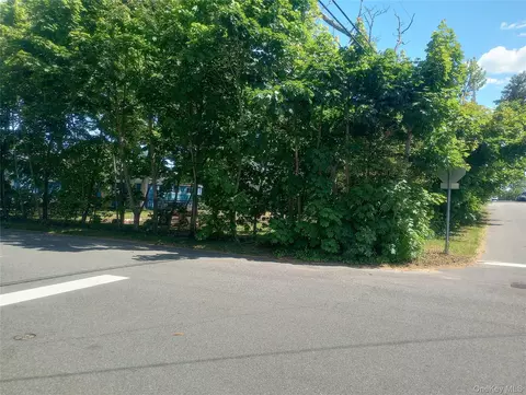 78 Claremont Ave # A, West Babylon, NY 11704