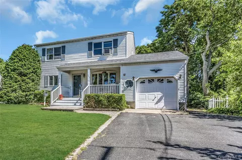 735 Muncey Rd, West Islip, NY 11795