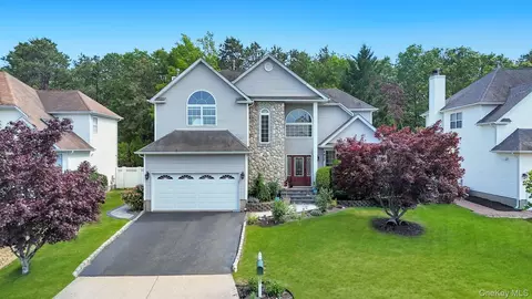 33 Peachtree Ct, Holtsville, NY 11742