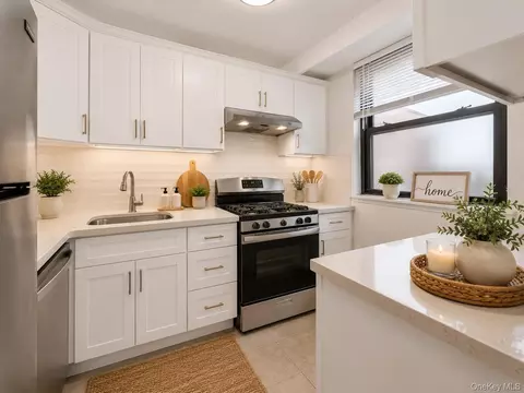 61-15 98th St #16H, New York, NY 11374