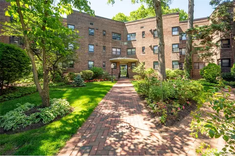 50 Brompton Rd #3H, North Hempstead, NY 11021