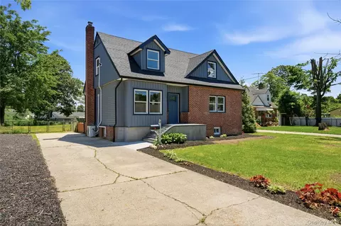 1707 N Gardiner Dr, Bay Shore, NY 11706