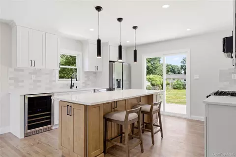1707 N Gardiner Dr, Bay Shore, NY 11706