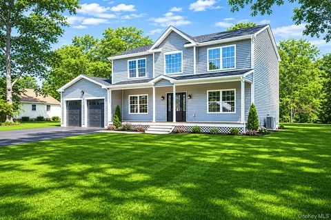 11 Henry Ave, Lake Ronkonkoma, NY 11779