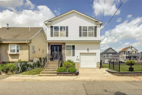 913 Arctic St, Lindenhurst, NY 11757