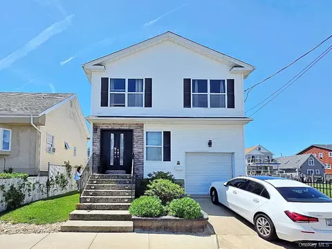 913 Arctic St, Lindenhurst, NY 11757