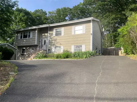 712 Manette Ln, Clarkstown, NY 10989