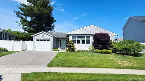 7 Eva Ln, Plainview, NY 11803