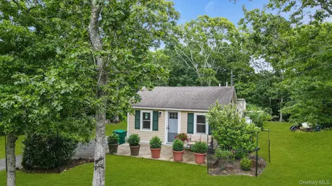 156 Washington Heights Ave, Hampton Bays, NY 11946