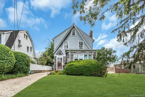 4612 Fayette Pl, North Hempstead, NY 11020