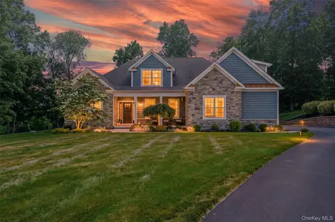 35 Briarwood Ln, New Windsor, NY 12553