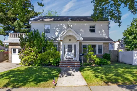 125 Hanson Pl, Malverne, NY 11565