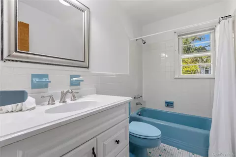Bath - 110 Morningside Dr, Ossining, NY 10562 photo 3 of 3