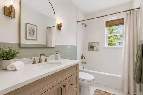 Bath - 110 Morningside Dr, Ossining, NY 10562 photo 2 of 3
