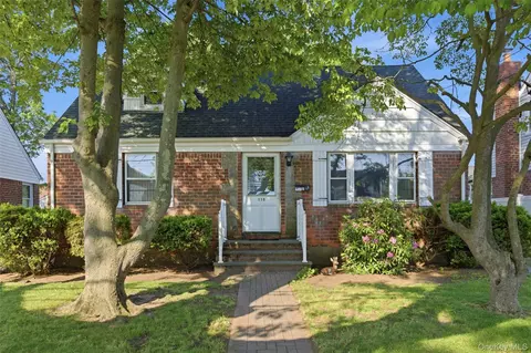 116 Prague St, Valley Stream, NY 11580