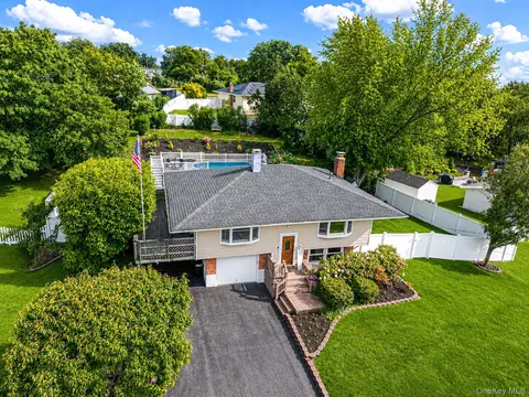 16 Lynx Ln, Setauket, NY 11733