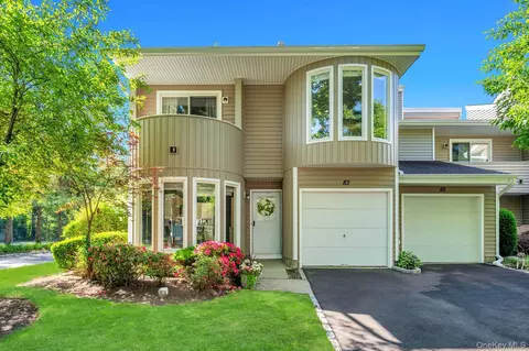 83 Kristin Ln, Hauppauge, NY 11788