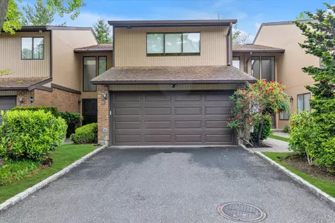 51 Wimbledon Dr, North Hempstead, NY 11576