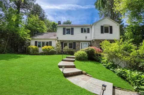 42 Old Pond Rd, North Hempstead, NY 11023
