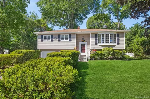 17 Joyce Dr, Riverhead, NY 11901