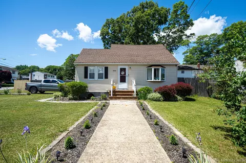 1406 Coates Ave, Holbrook, NY 11741