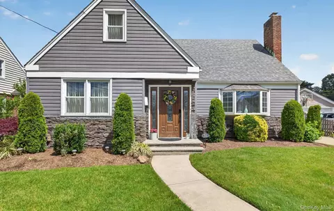51 Chestnut St, North Hempstead, NY 11590