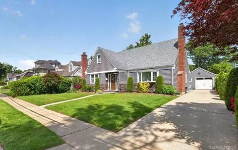 51 Chestnut St, North Hempstead, NY 11590