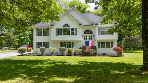 41 W Old Farm Rd, East Fishkill, NY 12533
