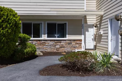 202 Crystal Hill Ln, Poughkeepsie, NY 12603