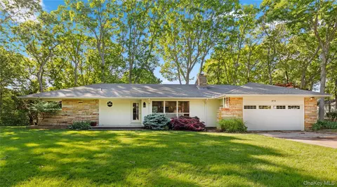 675 Dicks Point Rd, Cutchogue, NY 11935