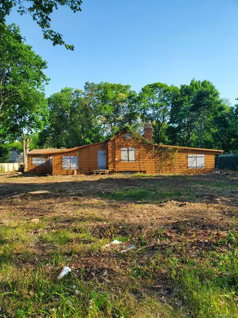 34 Peach St, Central Islip, NY 11722
