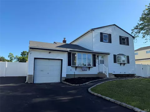 3 Perry St, Brentwood, NY 11717
