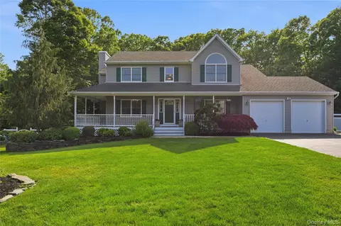 77 N Woods Rd, Calverton, NY 11933