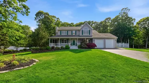77 N Woods Rd, Calverton, NY 11933
