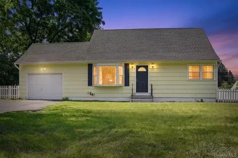 45 Sheraton Dr, Poughkeepsie, NY 12601
