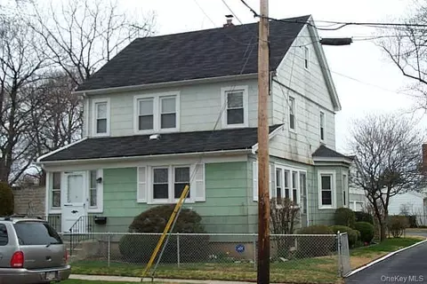 6 S 12th St, North Hempstead, NY 11040
