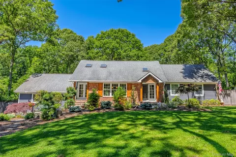 14 Locust Ave, Setauket, NY 11733