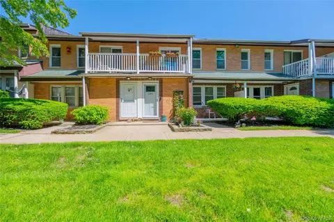 231 Artist Lake Dr, Middle Island, NY 11953