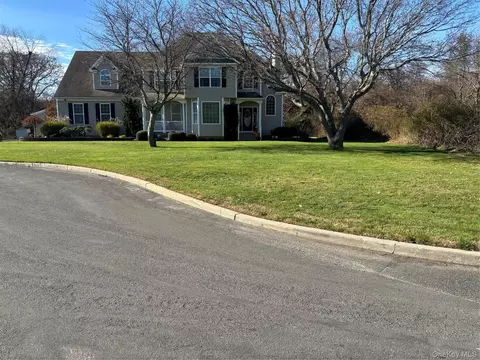 37 N Durkee Ln, Brookhaven, NY 11772