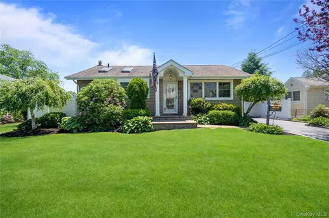 86 Claremont Ave, West Babylon, NY 11704